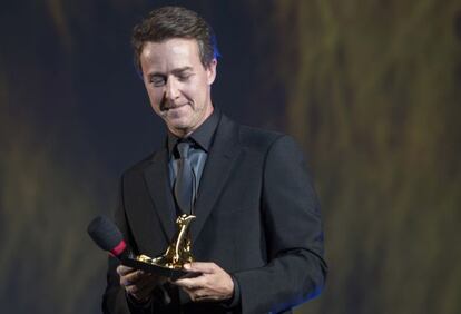 Edward Norton con el premio a toda su carrera que recibi&oacute; en la noche de apertura del Festival de Cine de Locarno (Suiza) el 5 de agosto.
 