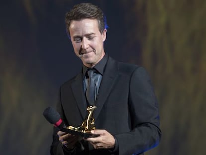 Edward Norton con el premio a toda su carrera que recibi&oacute; en la noche de apertura del Festival de Cine de Locarno (Suiza) el 5 de agosto.
 