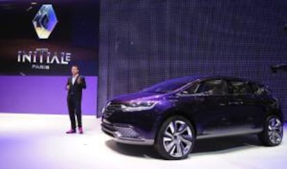 El vicepresidente de Renault, Laurens van den Acker, presenta ayer el nuevo vehículo Renault Initiale Paris Concept, durante la jornada abierta a los medios de comunicación del Salón Internacional del Automóvil de Fráncfort (Alemania).