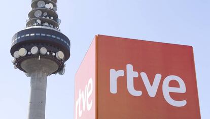 Logotipo de RTVE y, de fondo, la torre de comunicaciones.