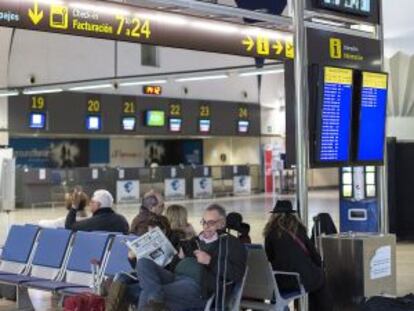 Viajeros en salidas del Aeropuerto de Sevilla.