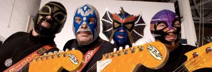 Los Straitjackets.