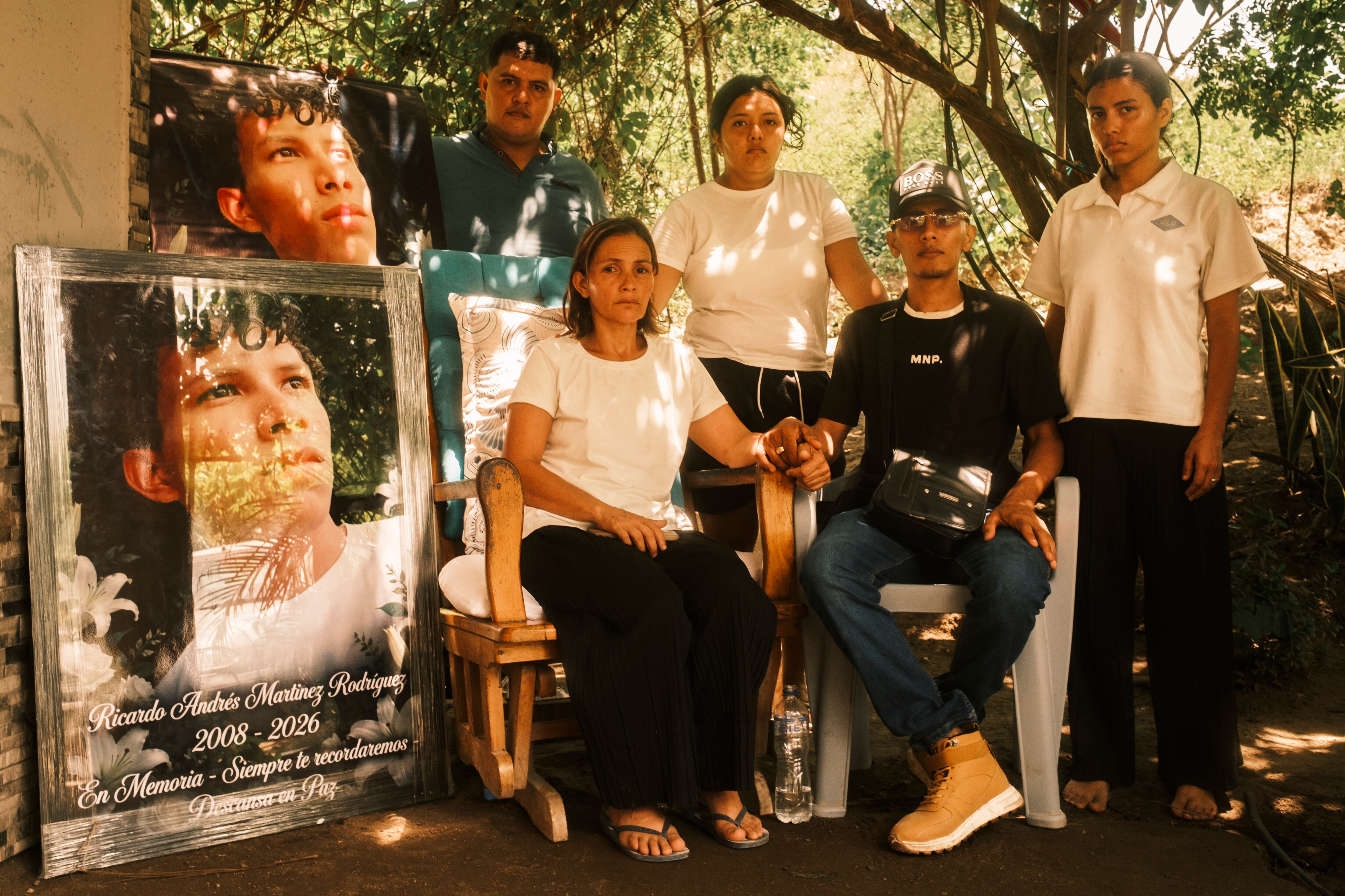 Lucas Rodríguez, tío de Ricardo Martínez; Marelvis Rodríguez, su madre; Vivana Quintero, Franklin Quintero y Carolina Quintero, sus hermanos, posan junto a una fotografía de Ricardo en la casa de amigos cercanos de la familia, en Santa Marta, el 26 de septiembre de 2026.