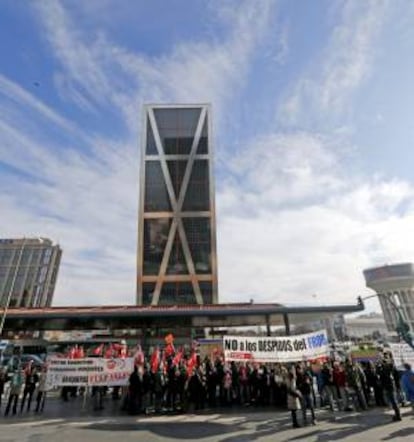 Concentración ante la Torre Bankia en Madrid, sede del banco, que prevé despedir a unos 5.000 trabajadores.