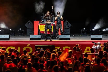 El dúo musical Delaporte, en un momento de su actuación, este jueves.