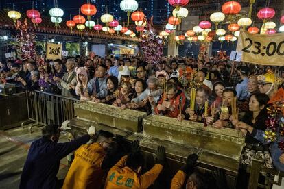 Devotos queman incieso y rezan en el templo Wong Tai Sin de Hong Kong, China, el 4 de febrero de 2019.