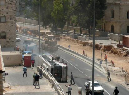 A media mañana, un palestino se subió a una excavadora 'dulldozer' y se arrancó en dirección contraria contra coches y viandantes. Se trataba de un ataque palestino en la ciudad santa de Jerusalén.