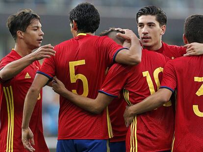 Los jugadores de Espa&ntilde;a celebran el gol de Denis Su&aacute;rez. 