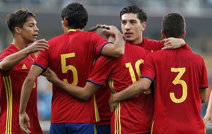 Los jugadores de Espa&ntilde;a celebran el gol de Denis Su&aacute;rez. 