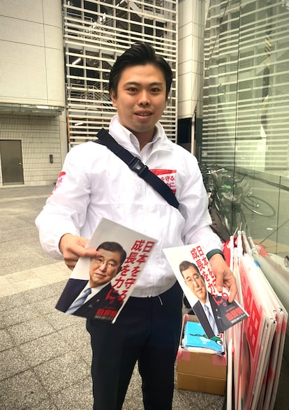 Yusuke Tanigichi, miembro del Partido Liberal Democrático, reparte propaganda electoral en la estación de Kawasaki, localidad vecina a Tokio.