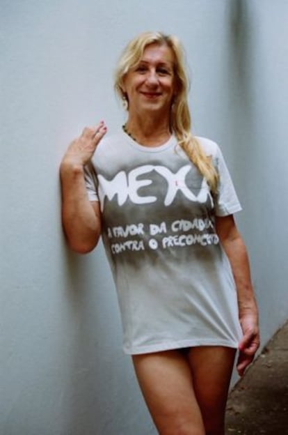 Laerte Coutinho con una camiseta del movimiento LGTB Mexa.