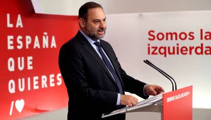 El secretario de Organización del PSOE, José Luis Ábalos, en la rueda de prensa, este lunes. 
 