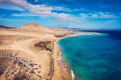 Vista del enorme arenal de Sotavento, en Fuerteventura. 