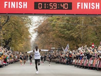 El deportista keniano de 34 años es el primer atleta que baja de las dos horas