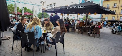 Varias personas, en la terraza de un bar