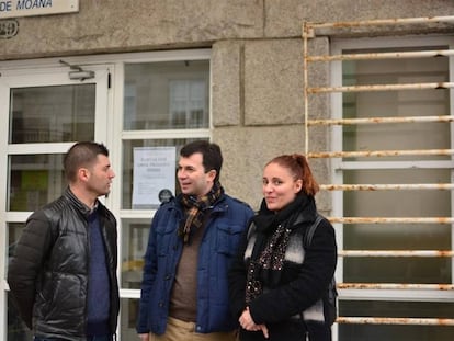 Gonzalo Caballero, en el centro, durante su visita al Centro de Saúde en Moaña.