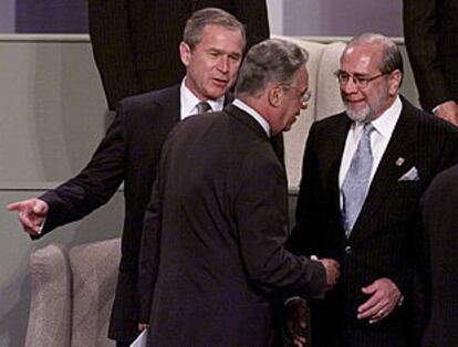 George W. Bush conversa con los presidentes de Brasil, Fernando Enrique Cardoso, y Ecuador, Gustavo Novoa, durante la inauguración de la III Cumbre de las Américas.