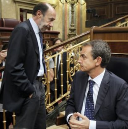 Rubalcaba y Zapatero, durante el pleno del Congreso.