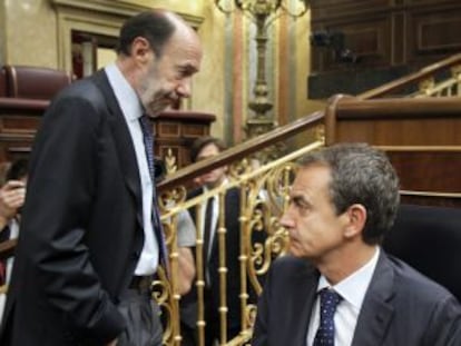 Rubalcaba y Zapatero, durante el pleno del Congreso.