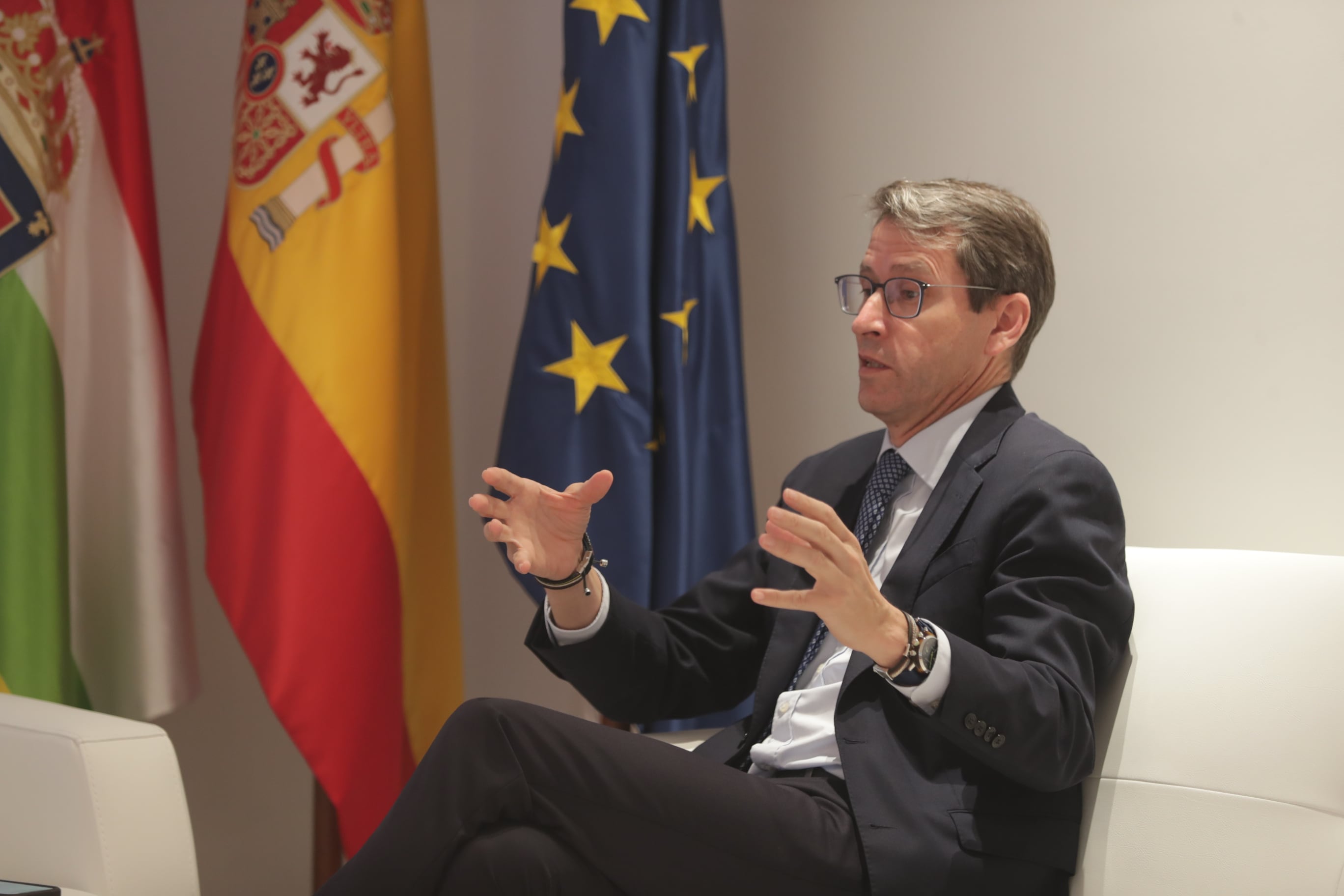 Gonzalo Capellán, presidente de La Rioja en la sala de trabajo.