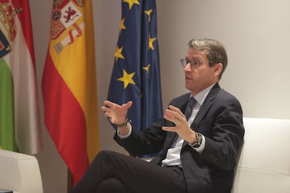 Gonzalo Capellán, presidente de La Rioja en la sala de trabajo.