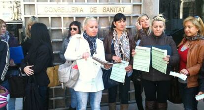 Afectadas valencianas por las prótesis PIP muestran partes de urgencias con las lesiones que padecen