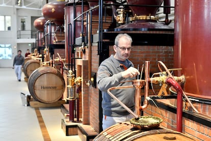 Un destilador en la Maison Hennessy, en la localidad francesa de Cognac.