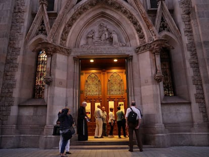 Alguns fidels entren a l'església de Nostra Senyora de Pompeia, a Barcelona, per assistir a la "Pregària pel referèndum".