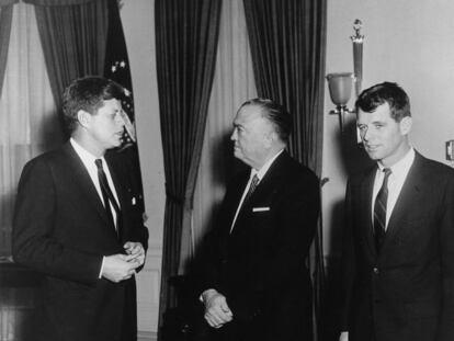 Robert Kennedy (derecha) junto a su hermano John y el director del FBI J. Edgar Hoover (centro).