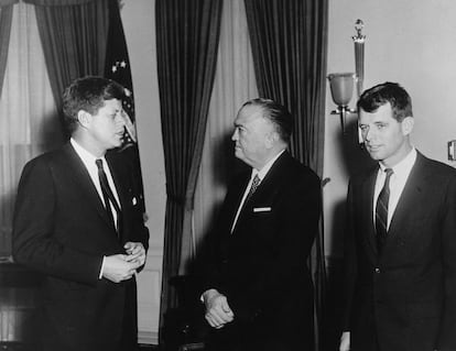 Robert Kennedy (derecha) junto a su hermano John y el director del FBI J. Edgar Hoover (centro).