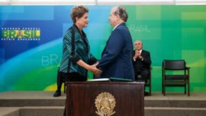 A presidenta Dilma empossa Renato Janine como novo ministro, em 6 de abril.