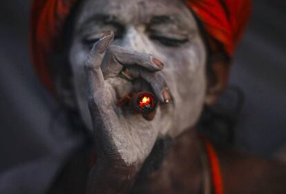 Un sadhu fuma marihuana en una pipa de arcilla en el templo Pashupati en Katmandú (Nepal).