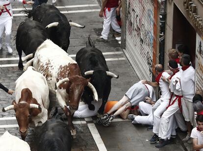 Varios mozos han visto frustrado su deseo de continuar la diversión, ya que los toros salmantinos de Puerto de San Lorenzo han corneado a tres personas, una de ellas en estado grave, durante el encierro de este domingo en los sanfermines 2019.