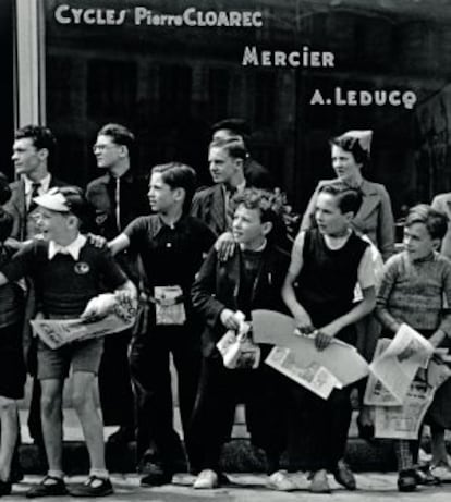 El insigne de la fotografía Robert Capa posó también su objetivo en la ronda francesa en 1939. Aquí, un grupo de niños y jóvenes esperando el paso del pelotón.