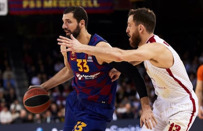 Mirotic intenta zafarse de Sergio Rodríguez.