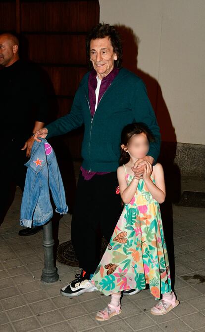 Ronnie Wood, componente de The Rolling Stones, acude a una fiesta flamenca en compañía de una de sus hijas en Madrid, el 30 de mayo de 2022.
