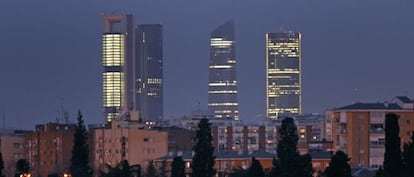 La embajada inglesa está en las Cuatro Torres.