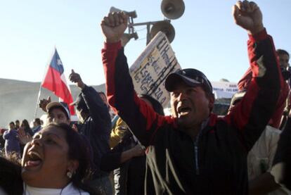 Familiares de los mineros atrapados celebran la noticia de que éstos siguen con vida.