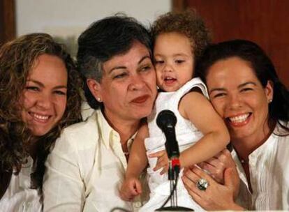 Consuelo González de Perdomo, junto a sus hijas y su nieta en Caracas.