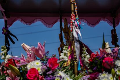 La imagen de la virgen de la Cañada Real, en un momento del recorrido. A las doce de la noche la virgen regresa a su ermita hasta la romería del próximo año.