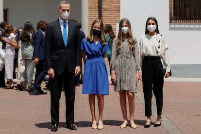 La princesa Leonor recibe el sacramento de la confirmación acompañada de sus padres, los reyes Felipe y Letizia, y su hermana, Sofía.