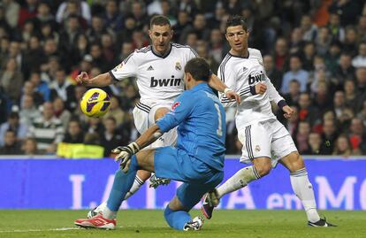 Benzema y Ronaldo ante Iraizoz.