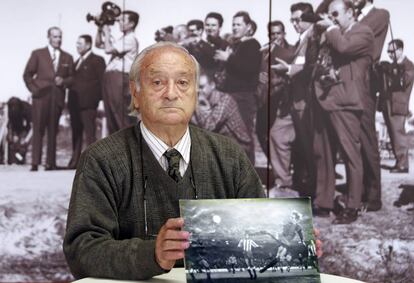 Rafa Seguí amb la foto del 'gol impossible' de Johan Cruyff.