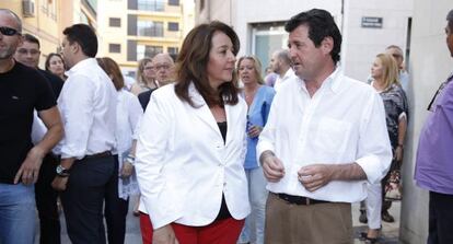 El presidente del PP de Alicante, José Ciscar, con la alcaldesa de Elda, Adela Pedrosa.