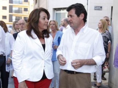 El presidente del PP de Alicante, Jos&eacute; Ciscar, con la alcaldesa de Elda, Adela Pedrosa. 