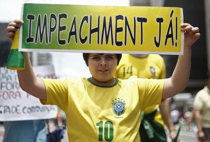 Um menino segura um cartaz pró-impeachment neste domingo na avenida Paulista.