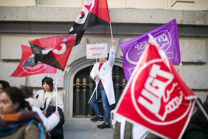 Una mujer  durante la manifestacin  frente al Ayuntamiento de Madrid. 