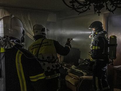 Los bomberos, en la casa afectada por por el incendio en Móstoles.