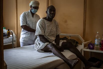 Abdoulaye está ingresado en el hospital de Mora tras resultar herido de un disparo en la espalda durante un ataque de Boko Haram.  Pincha en la imagen para ver la fotogalería completa.