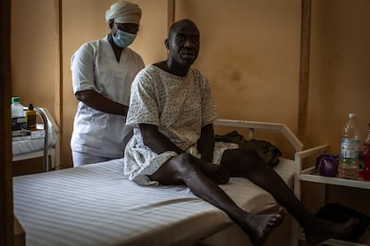 Abdoulaye está ingresado en el hospital de Mora tras resultar herido de un disparo en la espalda durante un ataque de Boko Haram.  Pincha en la imagen para ver la fotogalería completa.